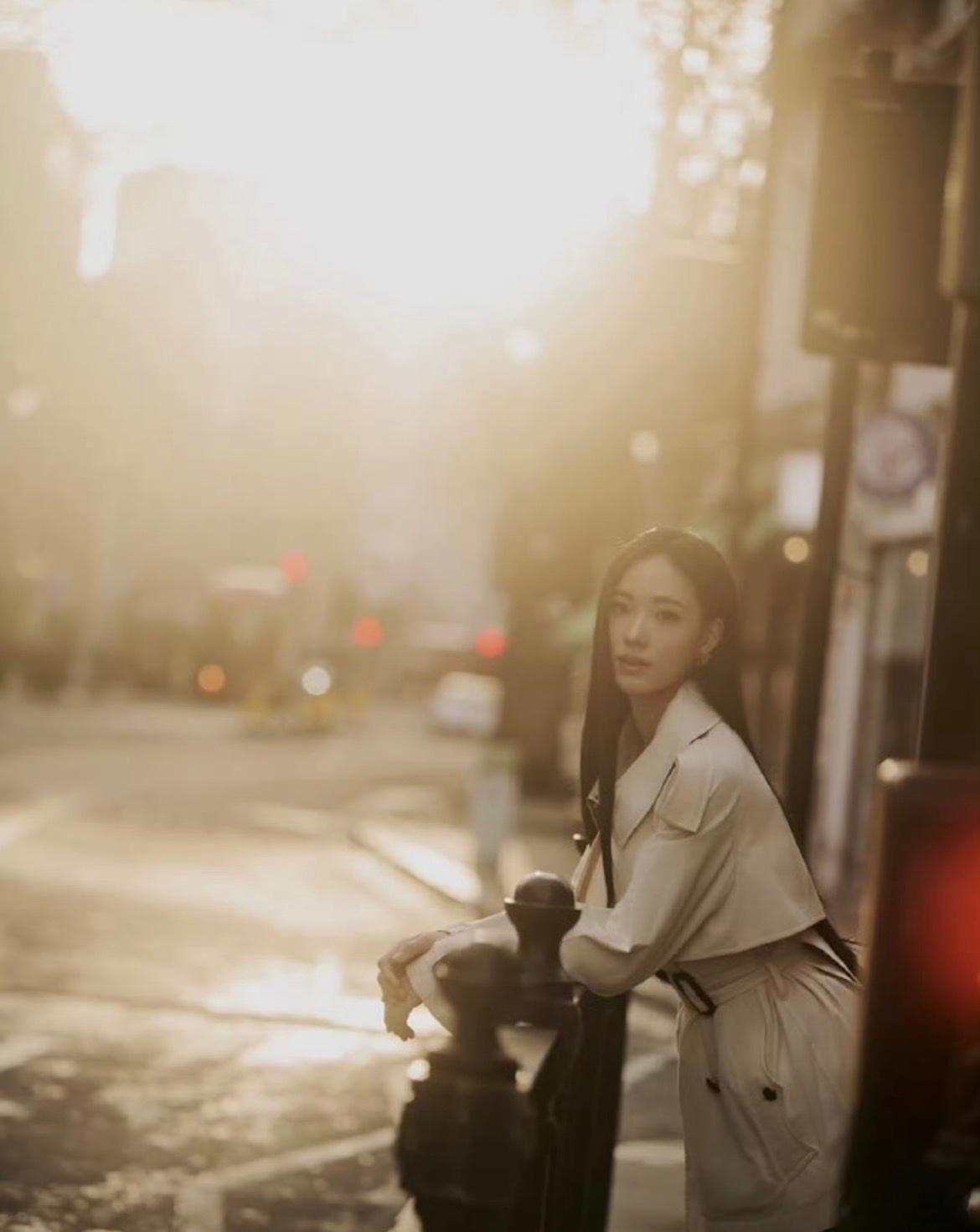 小S二女儿参加伦敦时装周Lily许韶恩亮相伦敦时装周，气质干净高级，清冷又温柔，