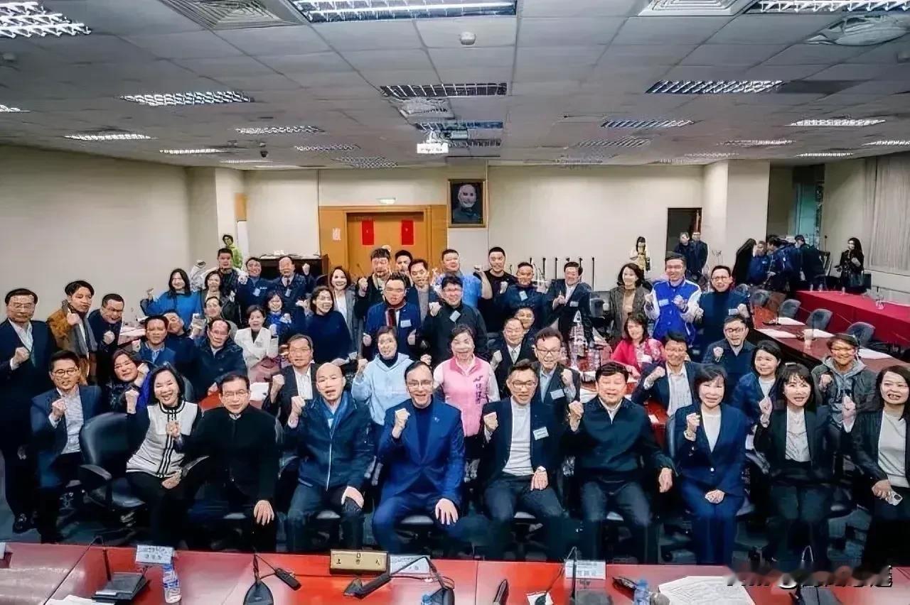 尾牙已过，国民党要发红包了！
    近日国民党主席朱立伦针对年终奖一事回答表示