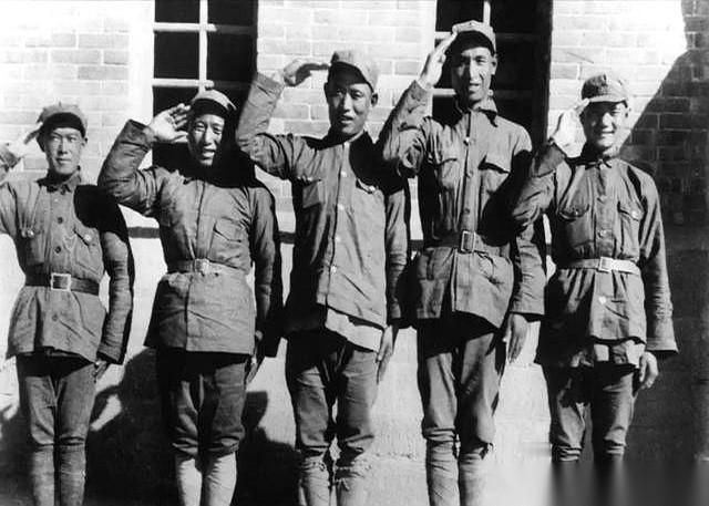 长征路上最魔幻的一幕是啥？
不是爬雪山过草地。
是追着你打的“敌人”，背地里给你