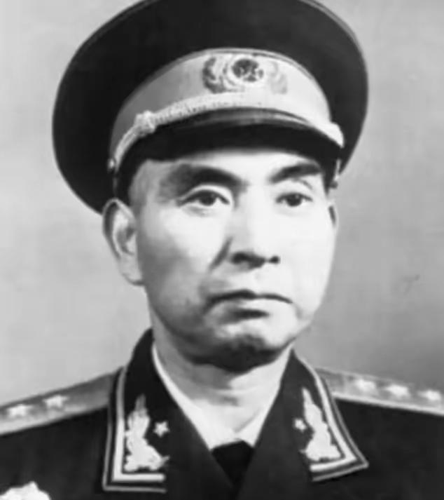 1949年11月，解放军司令员杨勇刚回到房中，马上就被人用枪抵在了后脑勺上，再一