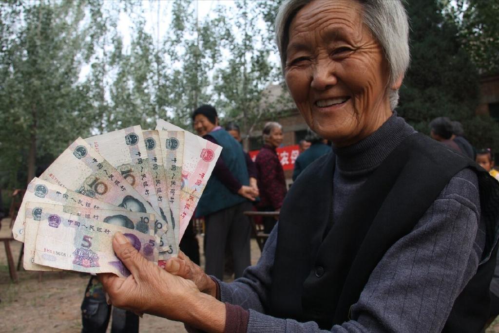1.8亿农村老人，月均养老金249块。

刘世锦代表的建议很直接：提到1000块