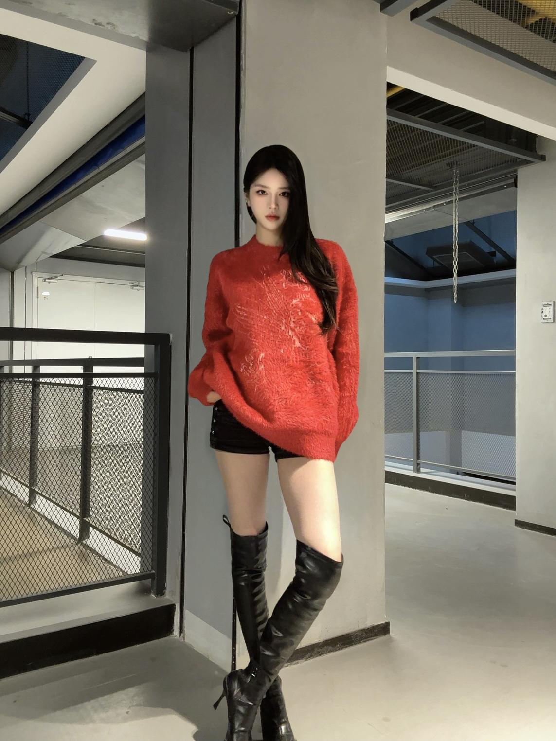 把氛围感穿在身上💓|||这件红毛衣太会了！软糯绒感一整个把慵懒松弛感拉满，美式