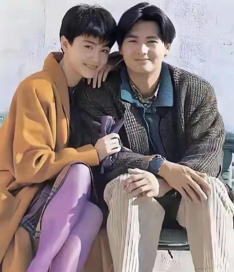 两个朋友坐在一起，看着镜头微笑。1986年一张珍贵的合影，那时候真年轻，风华正茂