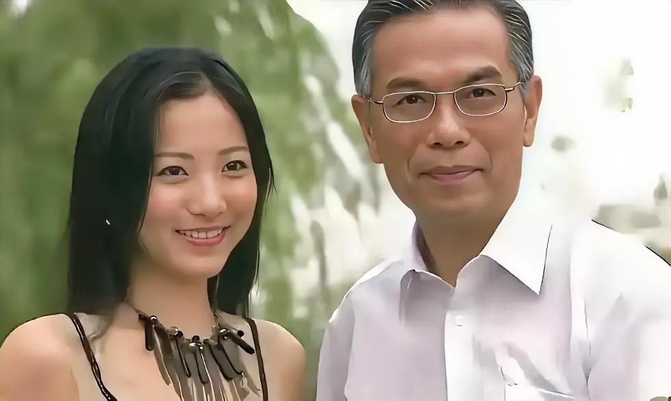 香港首富宋世万，妻妾成群，自以为玩转女人，最后却被自己最宠的四姨太，一个清纯女大