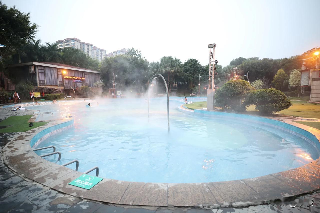 盘龙湾泡汤品美食

盘龙湾温泉度假村位于普宁市梅林盘龙自然风景保护区内，毗邻粤东