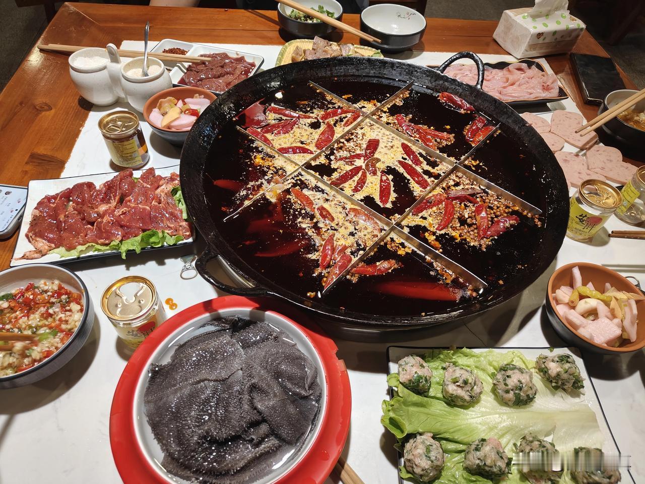 美食与美酒，共享美好时光。#吃火锅享美味# #美味火锅等你# #食客的好去处# 