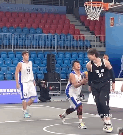 王哲林是怎么进国家队的？
中国男篮早早被淘汰出局
男篮已经成了男足