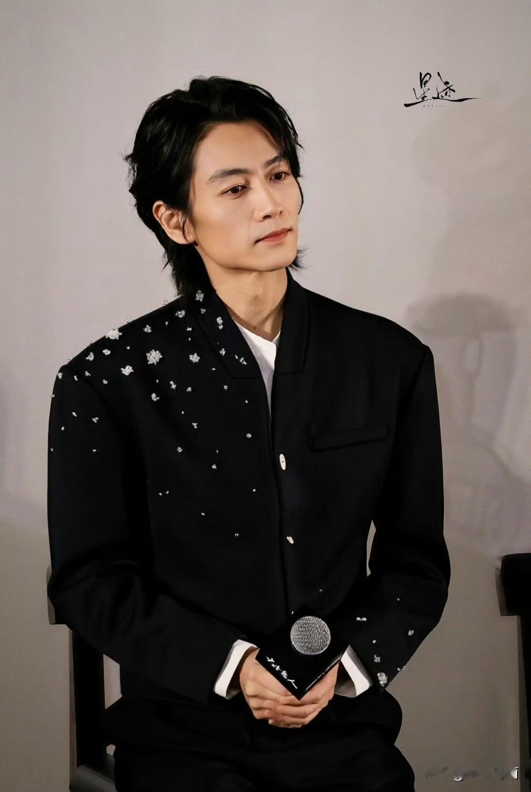 瘦了好多啊
《大生意人》超前看片会，长发造型亮相
期待古平原