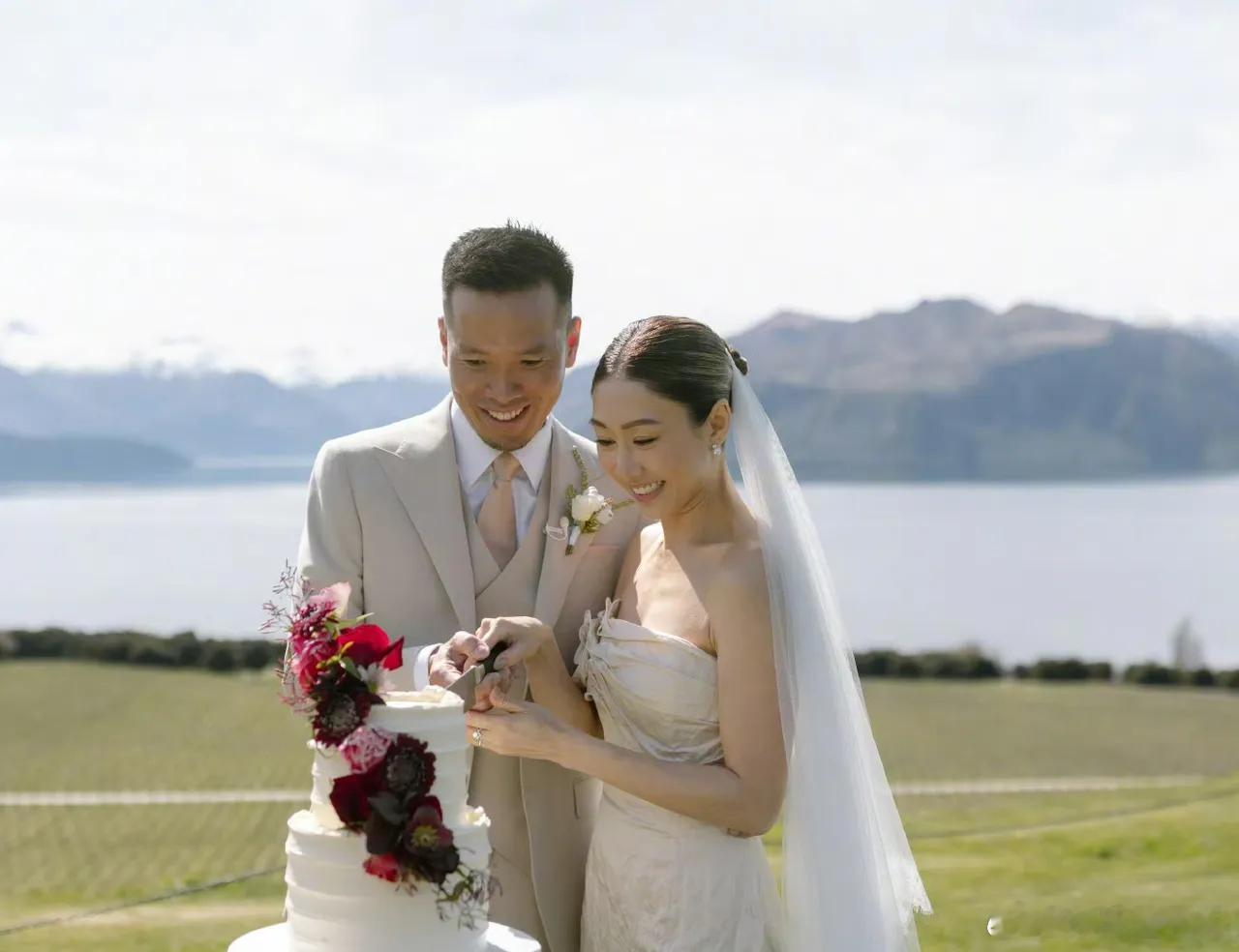 43岁的TVB演员，胡定欣结婚了，去年官宣恋情，今年出结果，老公是外科医生，颜值