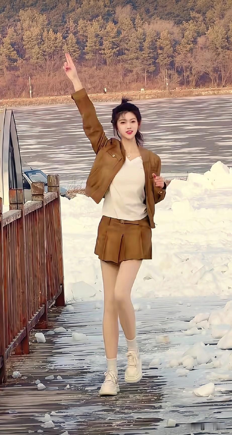 难道这就是传说中的冰冻美人，常人数九寒天冻得打哆嗦，可美女的穿着着实让人心疼抗冻