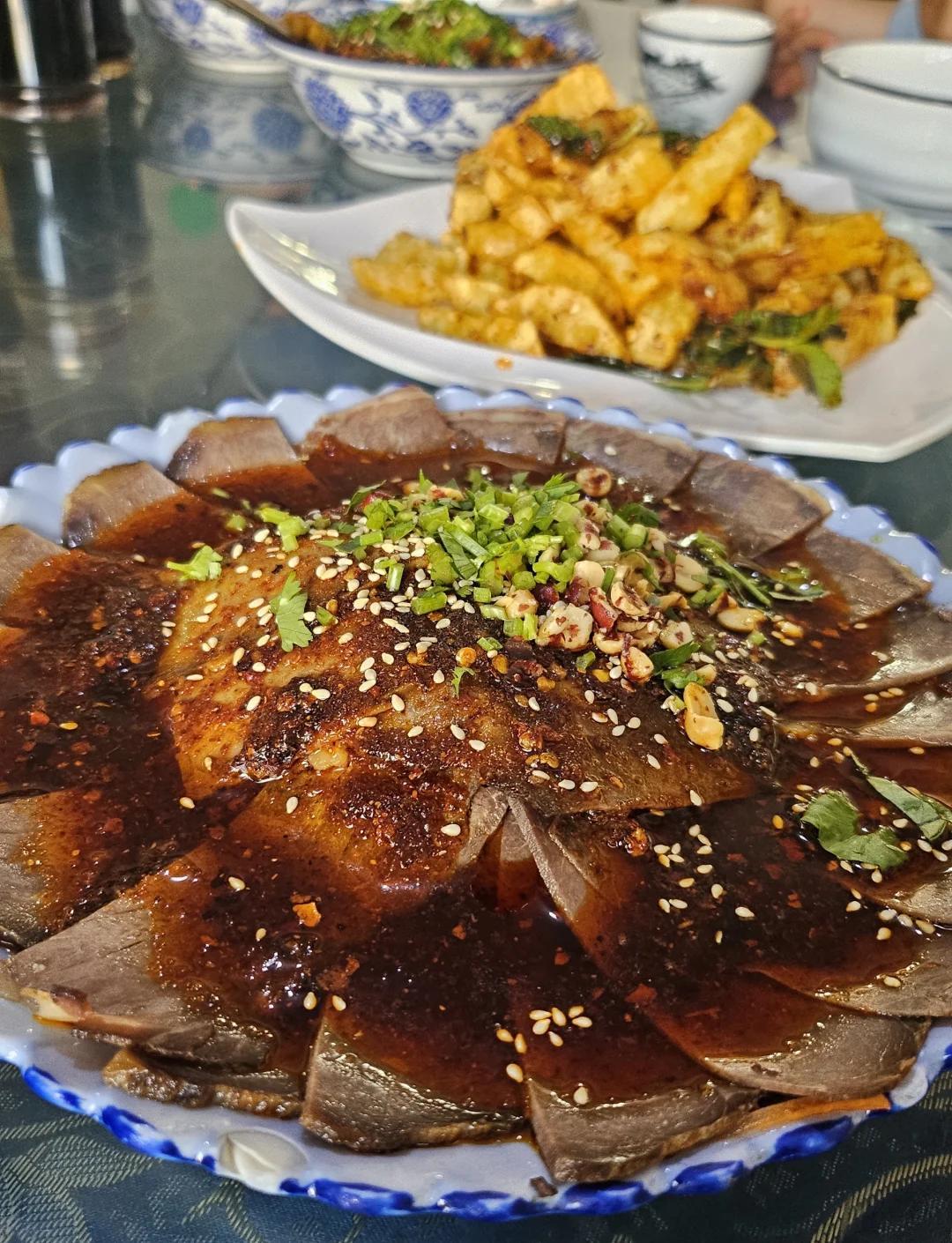 大理州巍山县永建镇东莲花美食街藏着一款宝藏小吃——偰氏清真面片大理美食 面食