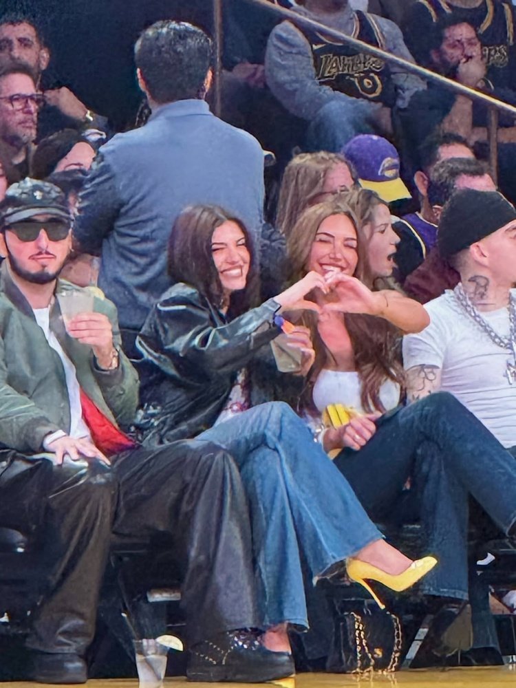 湖人与独行侠的NBA杯赛中，小迈克尔·波特女友Kesley和洛杉矶名媛Anast