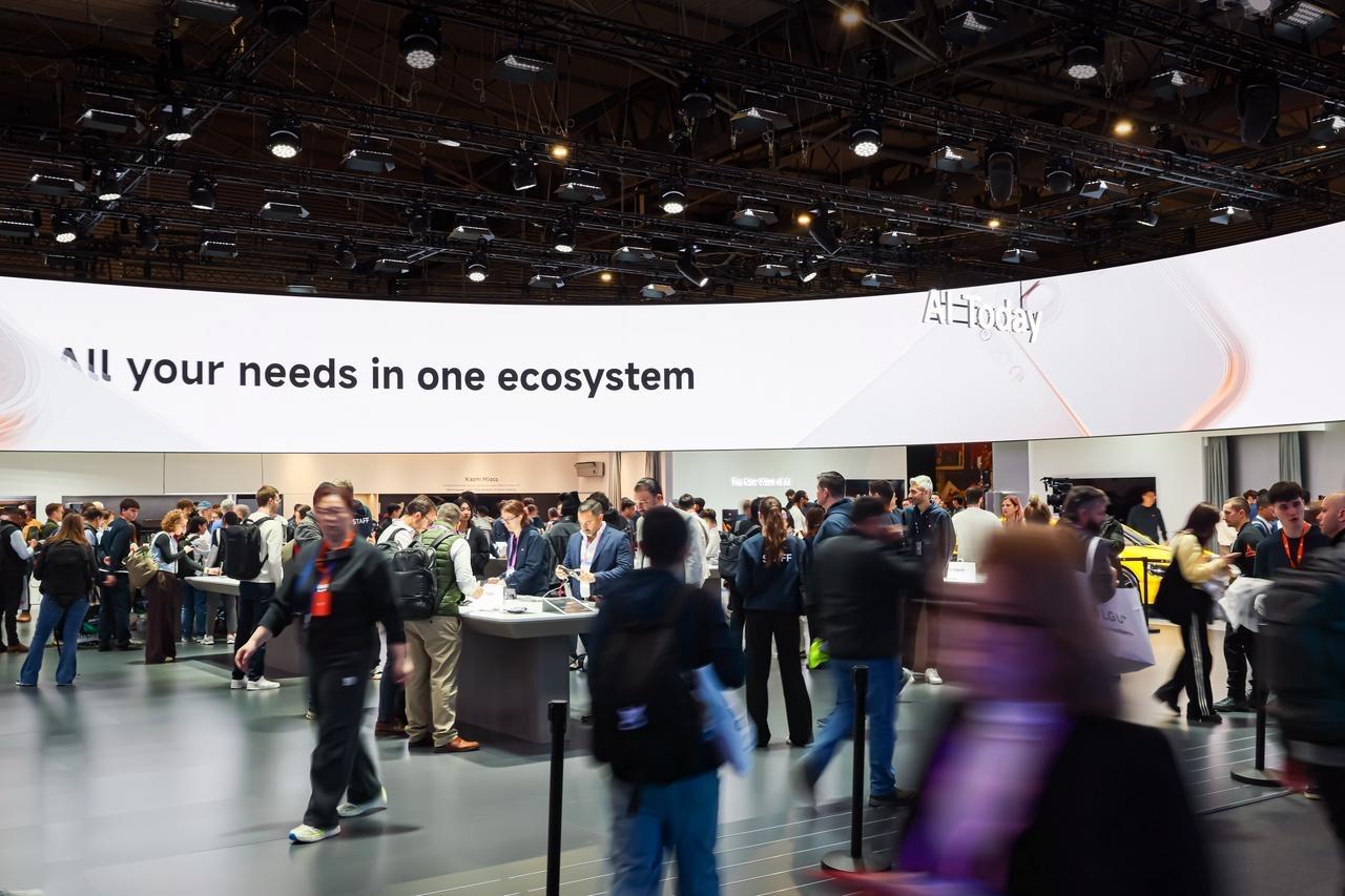 有了AI赋能的小米人车家全生态，成为2026年MWC顶流，老外纷纷打卡小米展台，