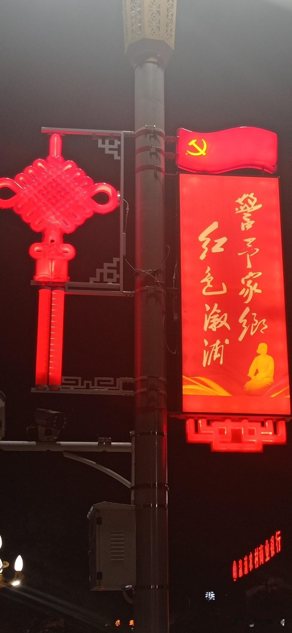 丙午 五月初二
作者：东方欲晓
几近端午节，
渐听棕飘香。
不闻屈子吟，
但觉骚