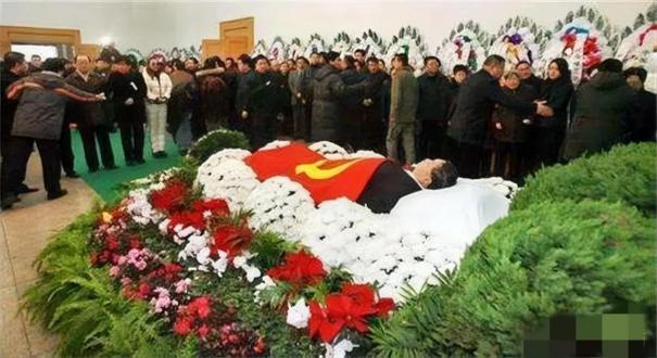 2006年，相声大师马季病逝后，留下了一张罕见的遗容，照片中可以看到，他安详地躺