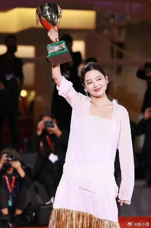 杨幂的《生万物》在业内也挺受认可，目前在巡回创作分享中，很多媒体牵头愿意办活动，