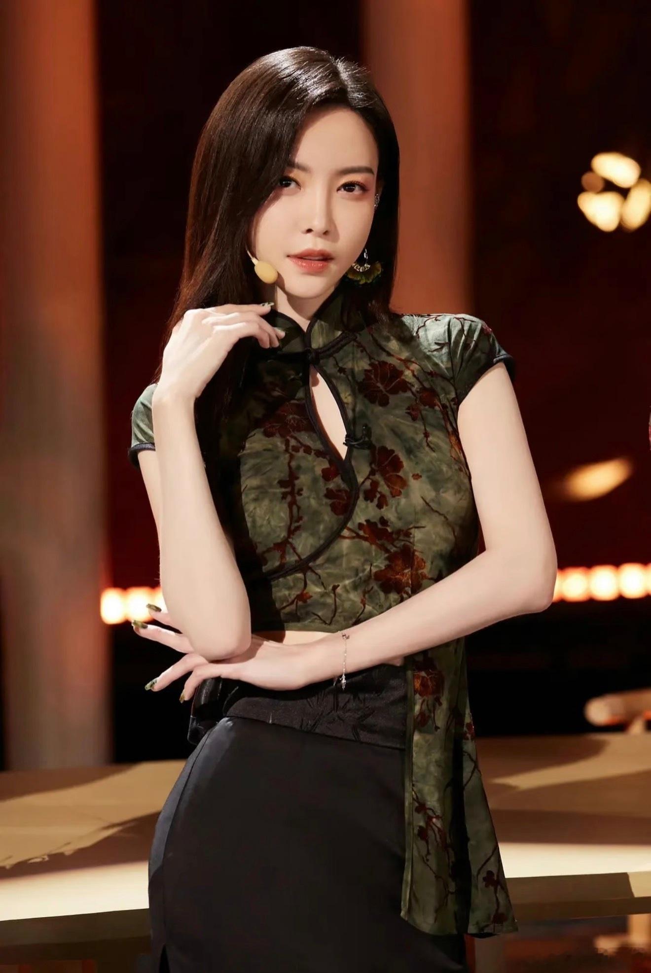 于文文演唱会晕倒于文文商演突然晕倒，被救护车拉走，这不是于文文第一次这样晕倒了吧