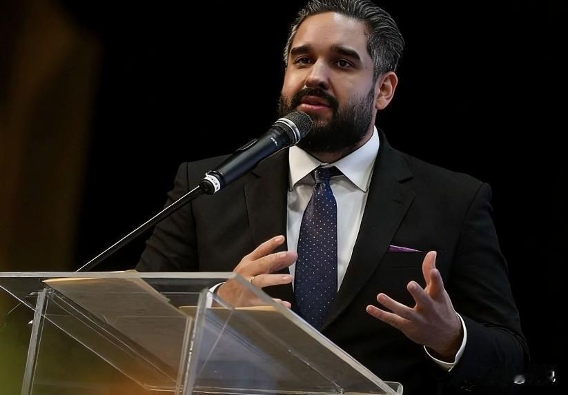 这是看清现实了，委内瑞拉政坛出了个让人意外的消息：总统马杜罗的亲生儿子、议员尼古