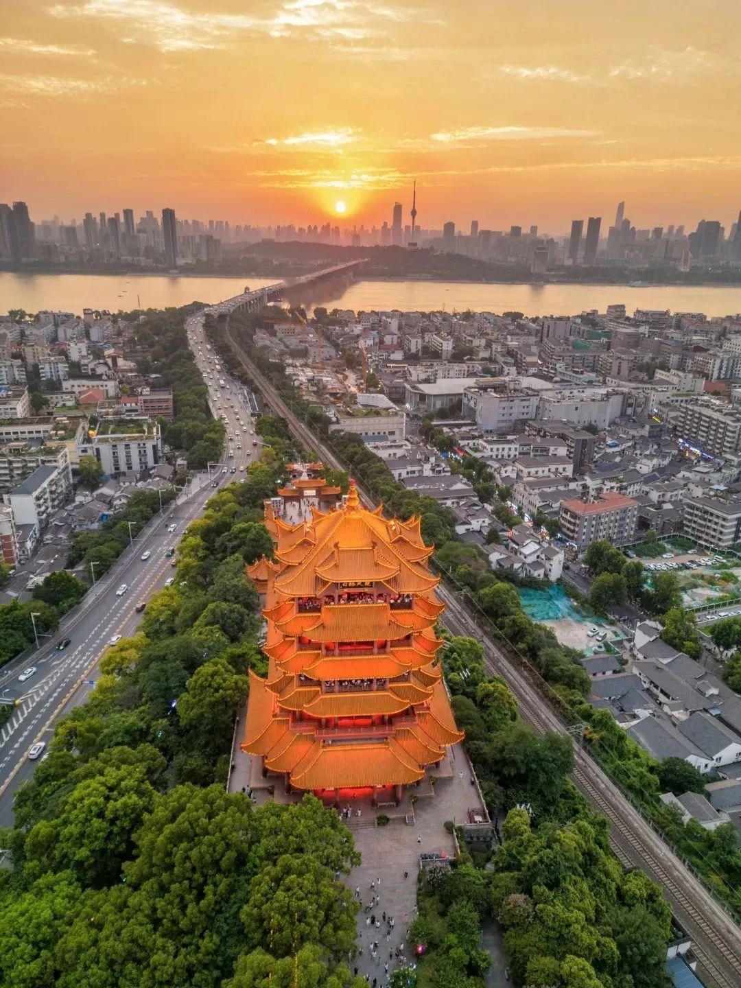 武汉和长沙，这俩城市都超有魅力，选在哪定居还挺纠结。
武汉是九省通衢，高校云集，