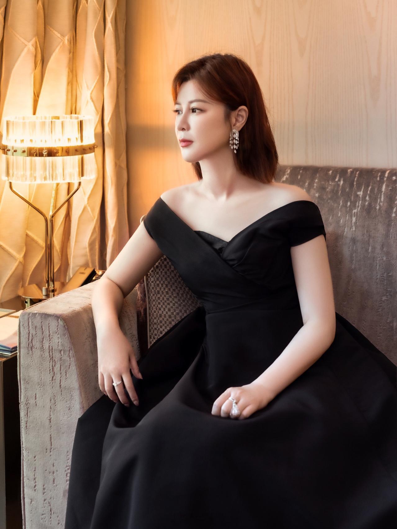 房主任对杜华说公司最想红的是你真的佩服房主任的直白，不懂得委婉迂回，想到什么就直