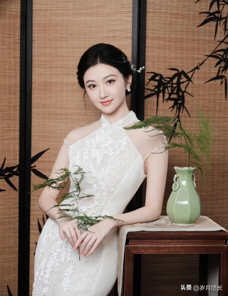 一张景甜的路透图，
男女评论区的画风
我看了半天没看懂，感觉女人忙着划重点：腰侧