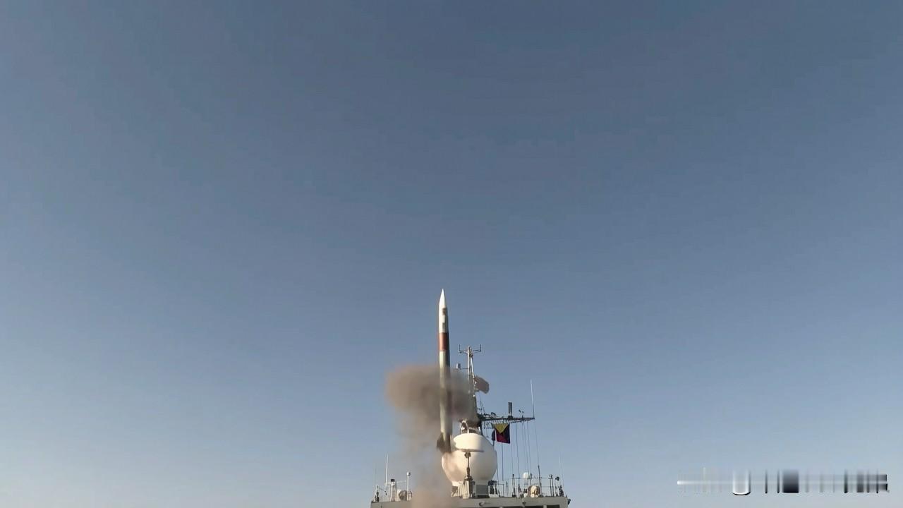海红旗-9型舰载中远程防空导弹发射升空是这个样子……[赞][赞][赞][加油][