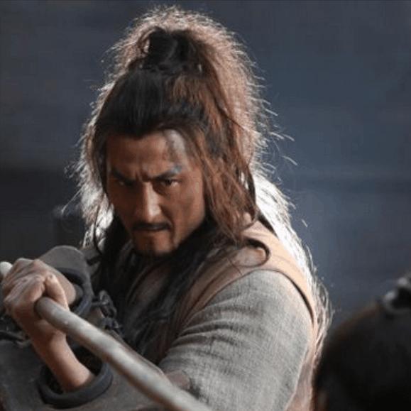 评书演员，王玥波说，水浒传里，其实林冲不是个软弱的人，也是一个狠人，知道陆谦谋害