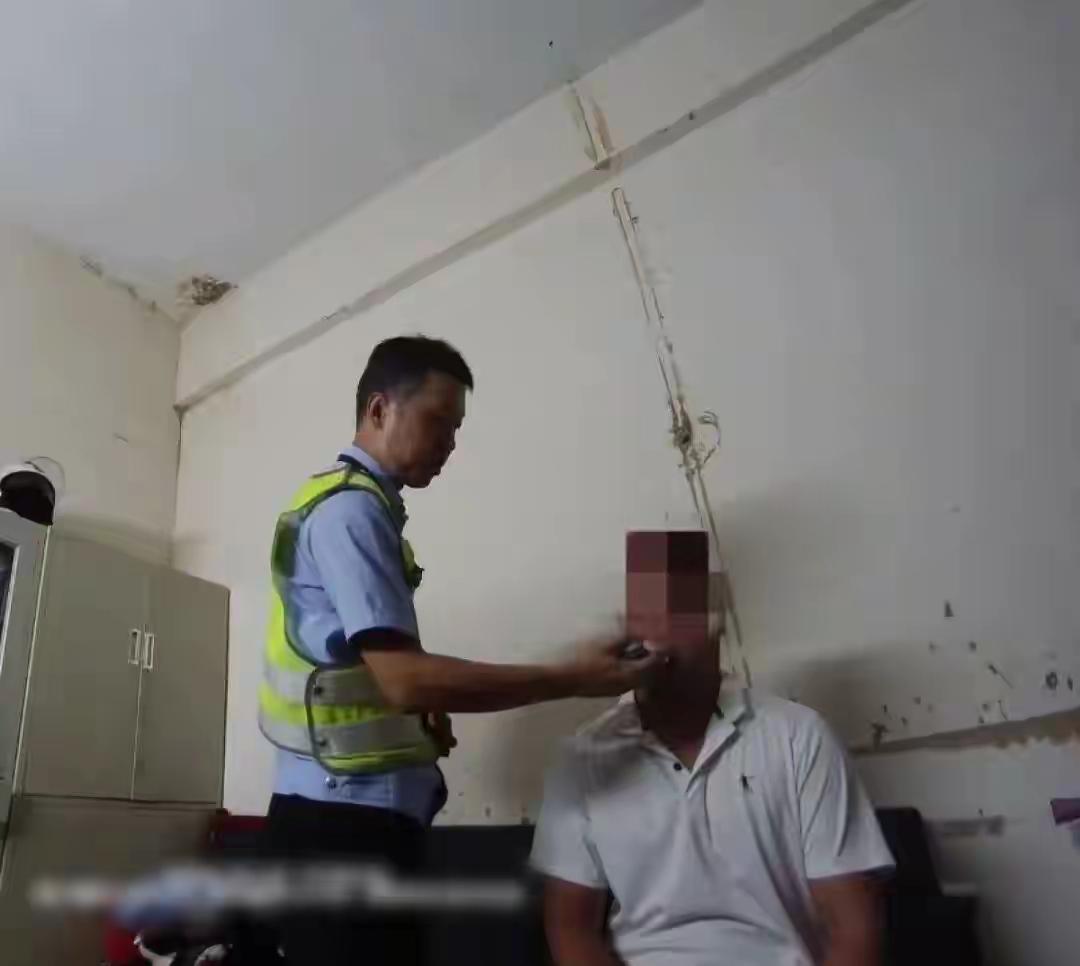 “大义灭爸”！酒驾遇查换座，亲闺女一句“俺爸爸开的”让老爸彻底破防！

都说女儿