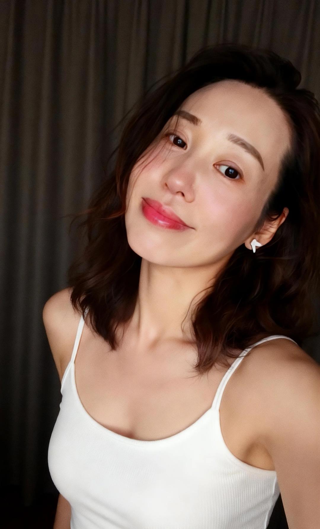 43岁单身离异11年
我是这样走出低谷

1.接纳情绪：想哭就放肆哭，哭完擦干泪