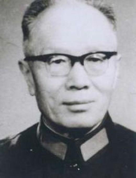 1942年，蒋介石给于学忠下令，让他秘密枪决万毅，于学忠收到电报后，顿时陷入两难