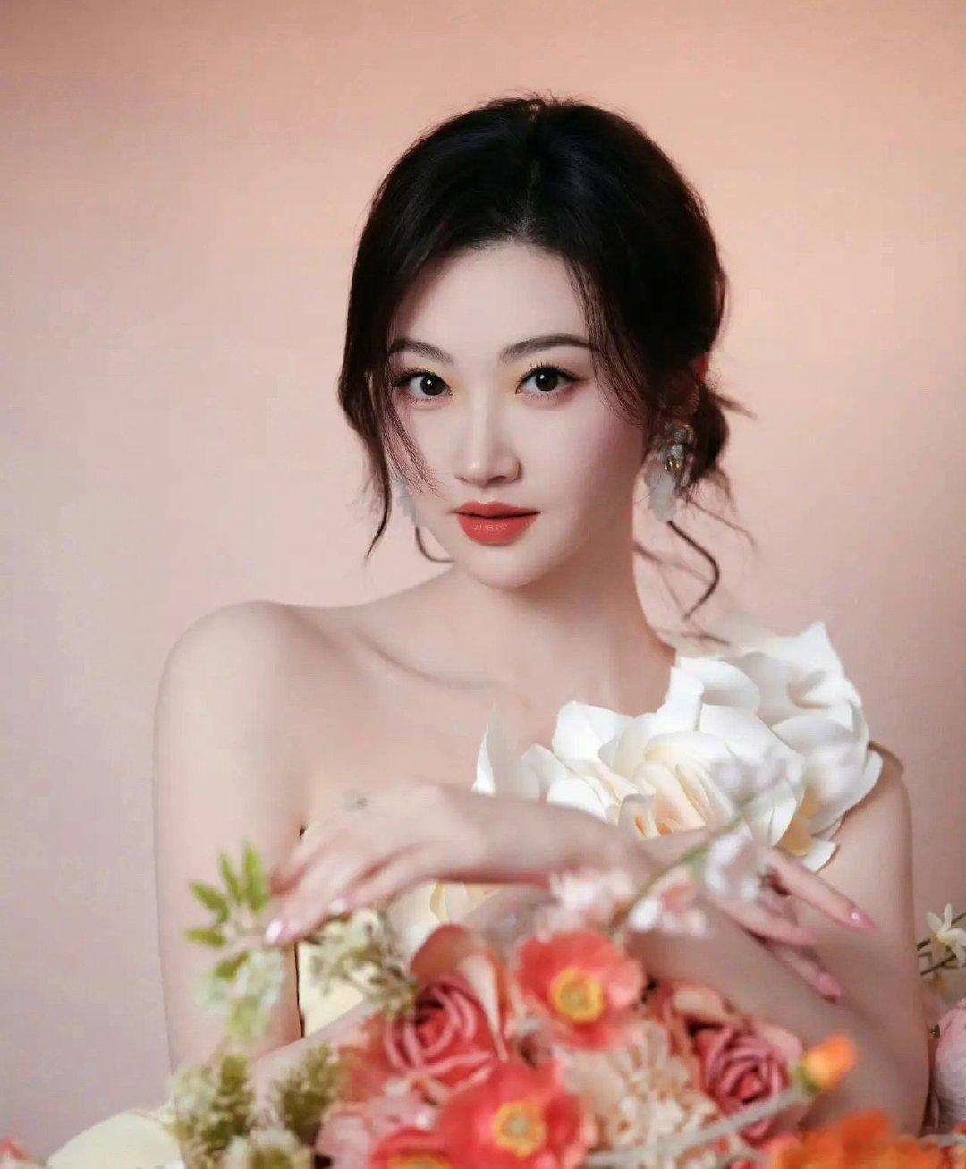 果然这世界就是个巨大的草台班子，总觉得明星自带光环、高人一等，可景甜这次的事，实