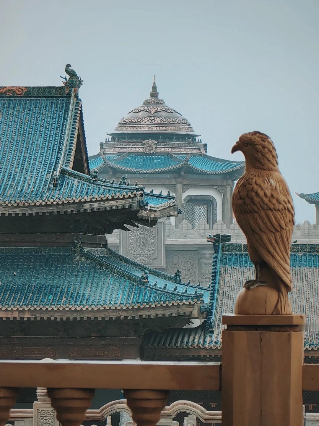 宝子们！700年前的元朝有多霸气？看看这蒙古源流影视城的建筑——蓝瓦红墙配满雕龙