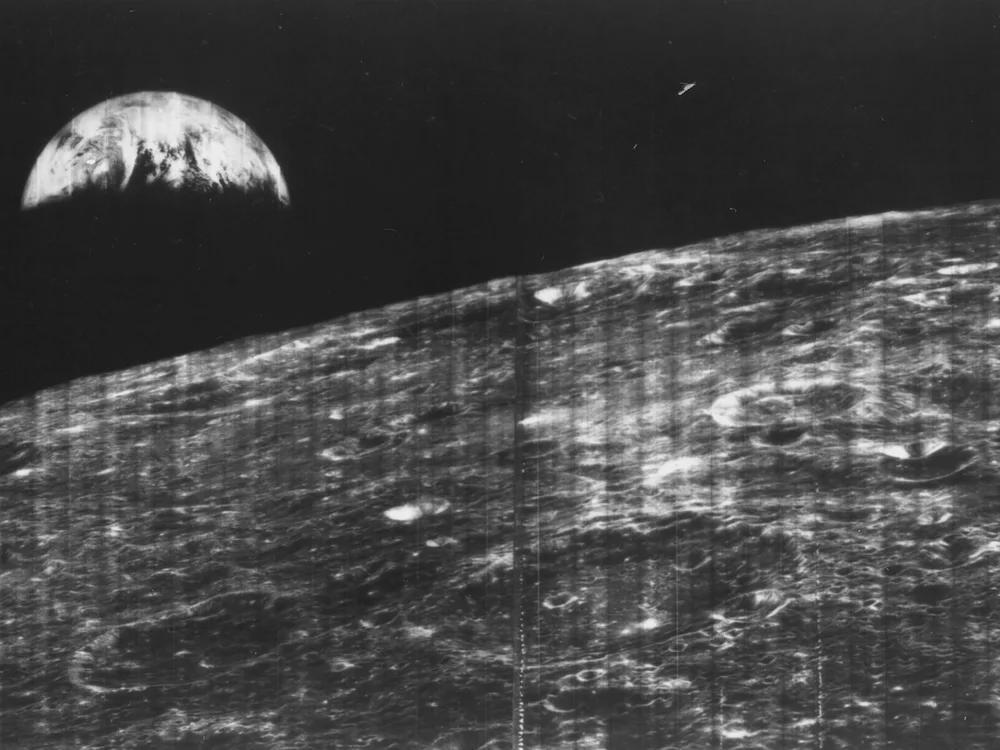 这是 1966 年从月球拍摄的第一张地球照片。 