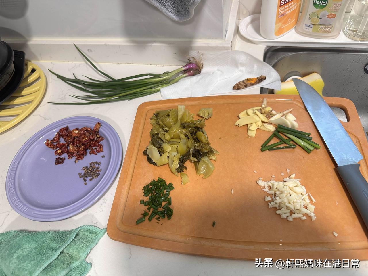 今天在街市买了一条黑鱼🐟，第一次自己炒酸菜，还片鱼，除了鱼片得不太好，味道是好