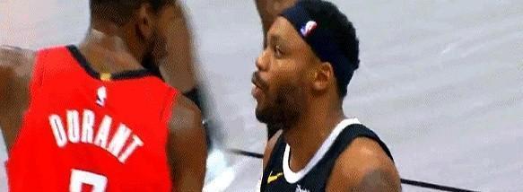 别在对手骂街时对喷，要在他最骄傲的领域，用他最懂的方式，让他闭嘴。
篮网的布朗冲