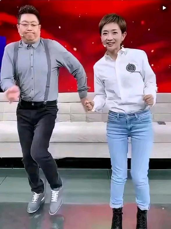 两位主持人，又出来跳舞了。说句心里话，两位精神可嘉，但跳舞水平不咋的。