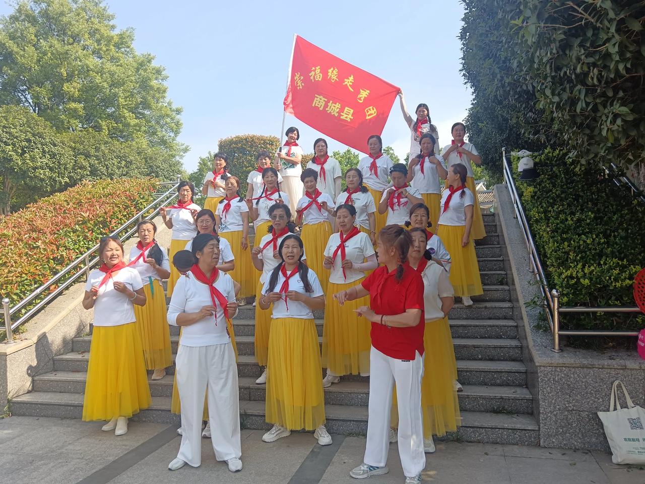 在六一儿童节即将到来之际，5月30日清晨，商城县崇福缘走秀团在团长翟永芳的精心组