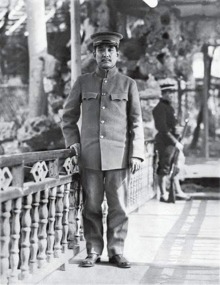 1911年12月29日，孙中山身着军装在南京的历史留影！

该年11月24日，孙