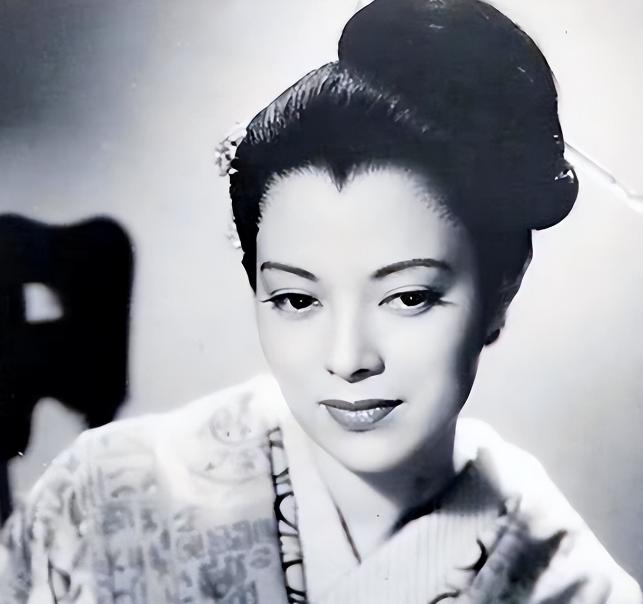 1945年，女汉奸李香兰将被执行枪决，谁料，临刑前她突然解开胸口扣子，从胸前掏出