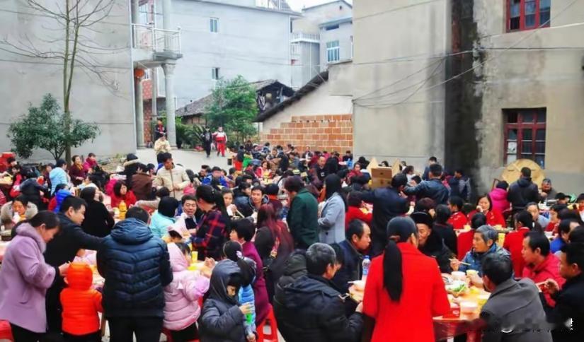 升学宴是否应该取消大操大办的形成有很多复杂成因，背后是农村根深蒂固的文化惯性，复