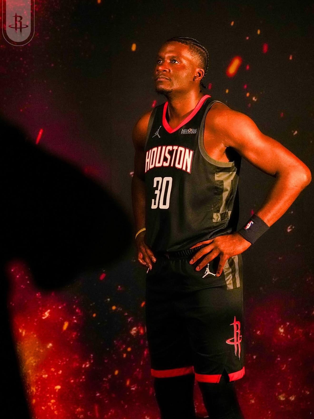 饼皇今天完美复刻海王的硬汉风采出战18分钟 |6分 12篮板（8前板） 2助攻2