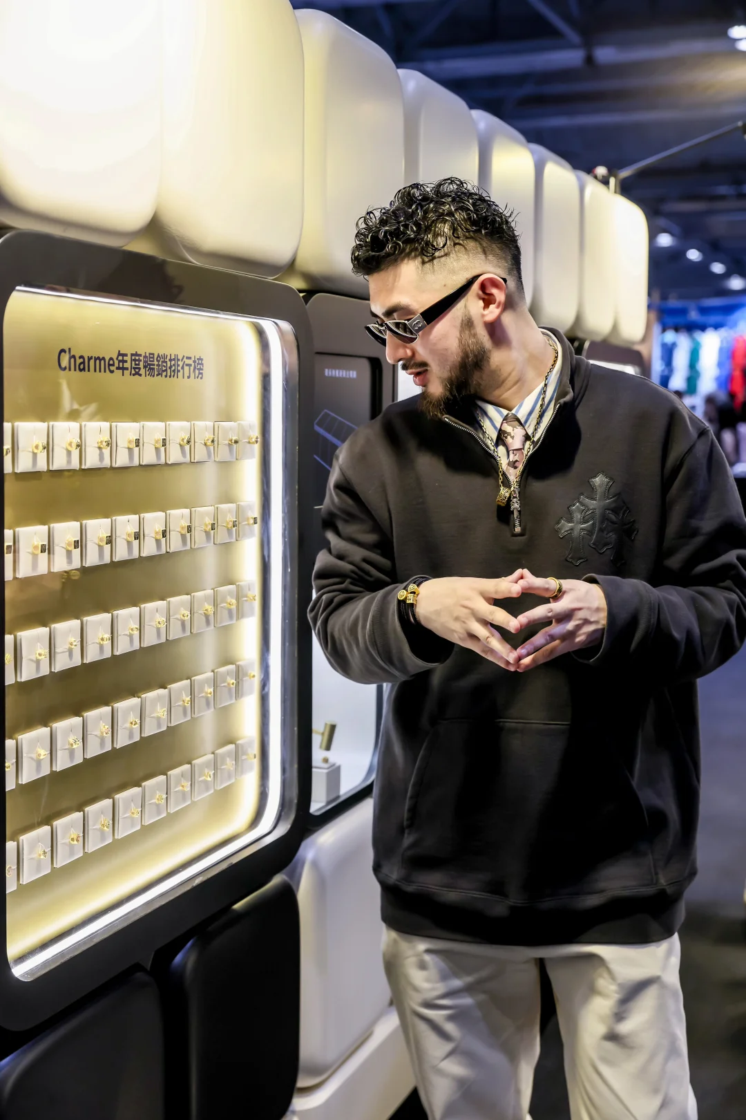 ComplexCon忙里得闲！做客周生生展台