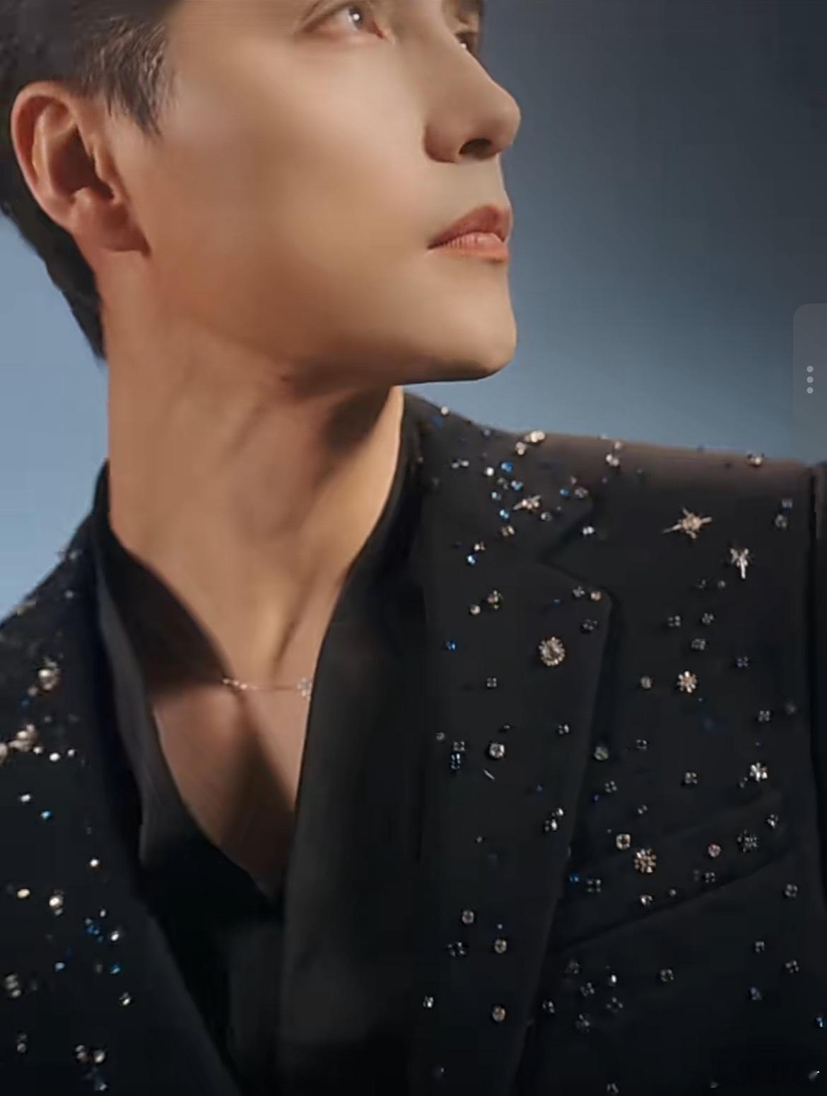 深邃的夜空映照着他的思考，灵感如星河般洒落，触碰到内心深处，开启一段无畏的探索之