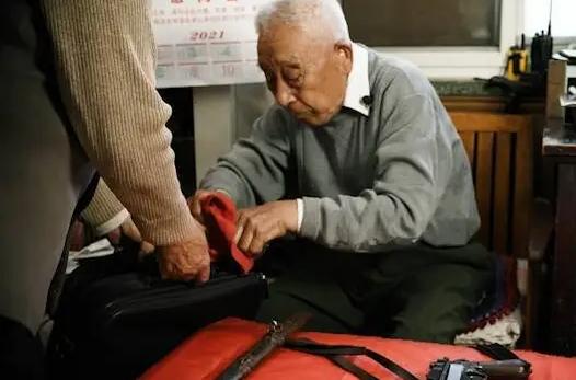 1996年，滕西远私藏两支枪，民警让他上交，可他却一脸淡定：“这两支枪，一支是开