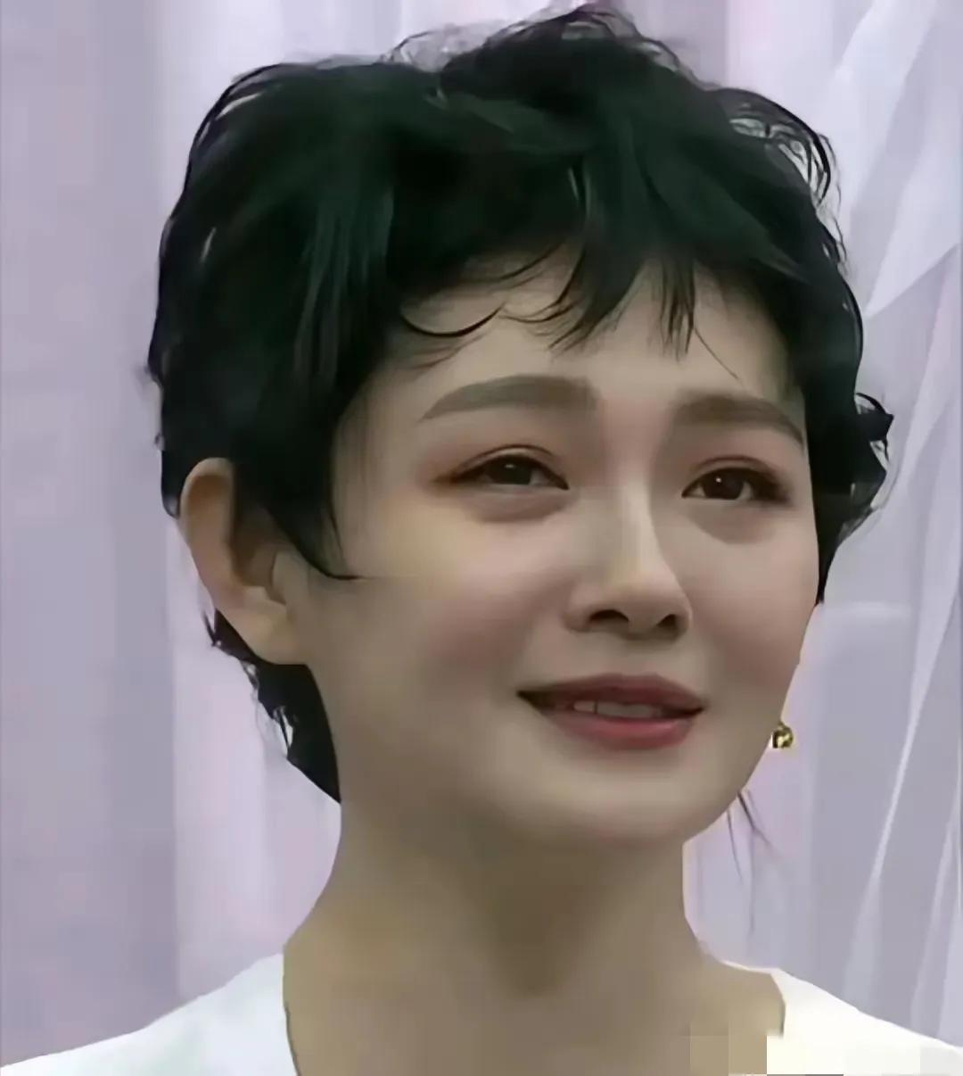 图1与图2相比，还是图1顺眼，
图1虽然大20多岁，自然跟过度医美还是有很大差别