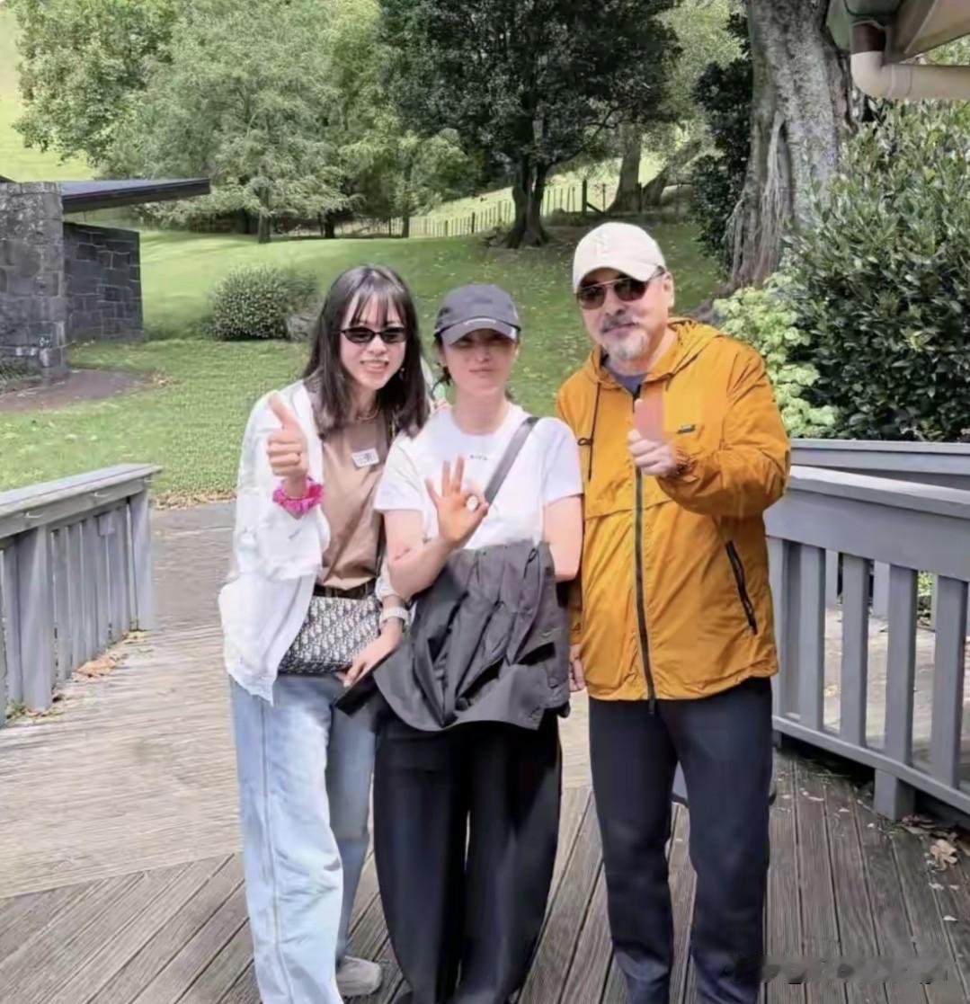 陈建斌和蒋勤勤夫妻在国外旅游时遇到粉丝，两人特别配合地合影。

蒋勤勤依然很美。