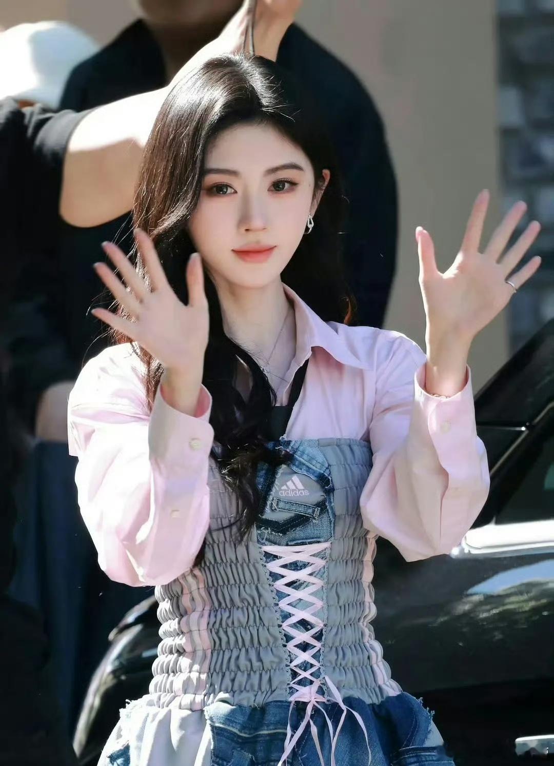 白鹿的这个风格完全就是在模仿鞠婧祎吧？ 