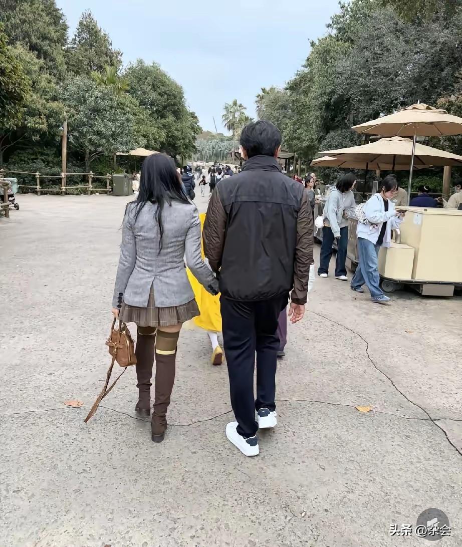 3月29日，伊能静秦昊现身迪士尼。
58岁的伊能静这状态绝了，短裙长靴，背影宛如
