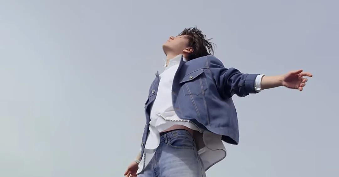 风都偏爱他
肢体的美，就是这样的吧！
王一博 摩托姐姐 自由感十足 少年明媚似阳