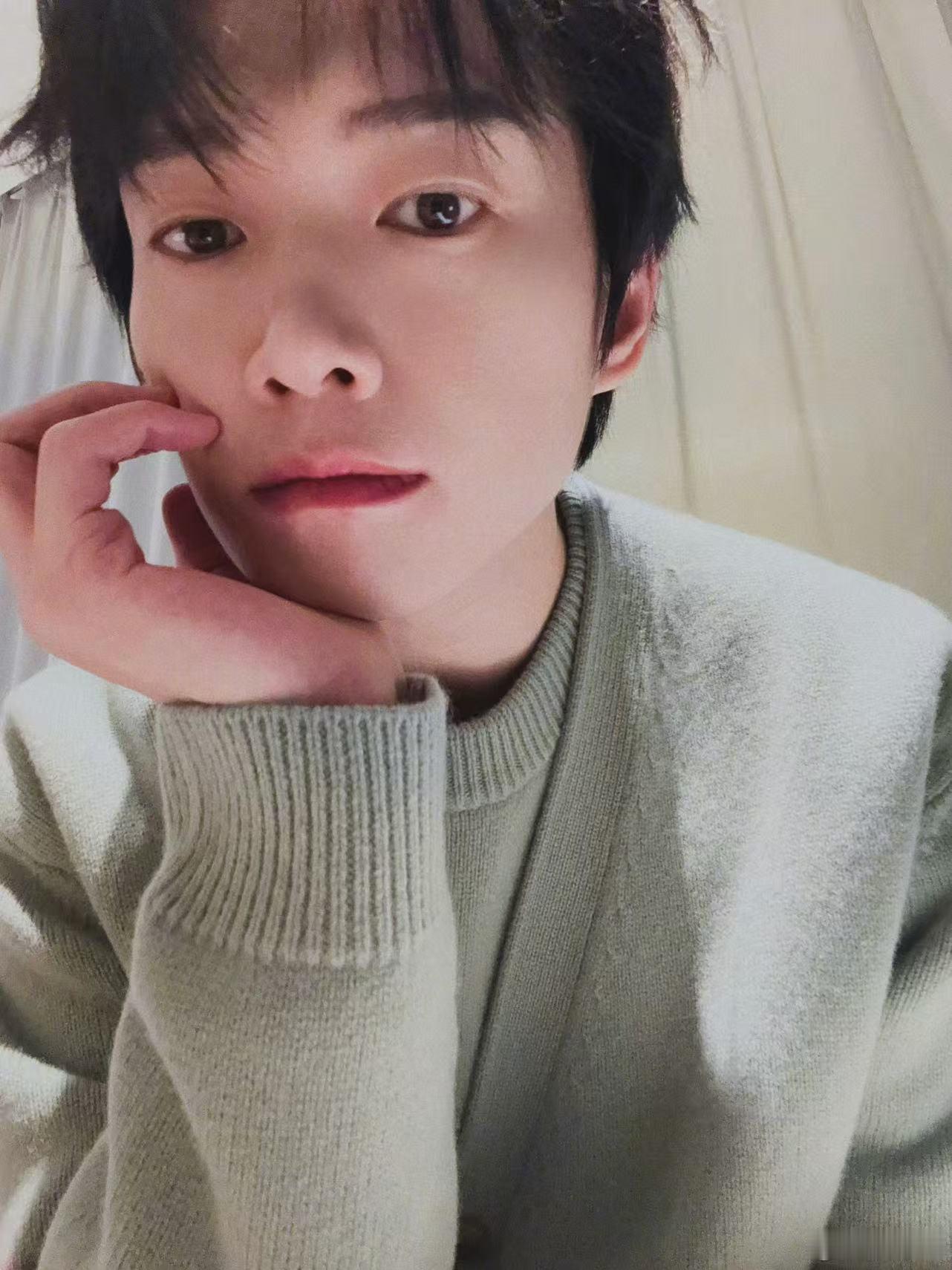 杨迪是尝过魏大勋的嘴吗周五晚高疯 杨迪也太直接了，对着魏大勋吃过的硬币就闻，还一